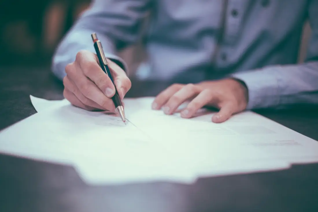 Relecture attentive d'un contrat commercial avant signature