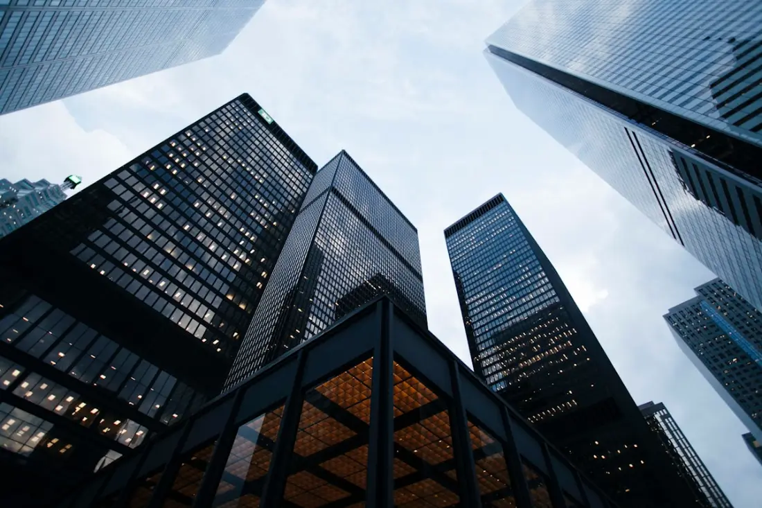 Immeubles de bureaux vus en contre-plongée