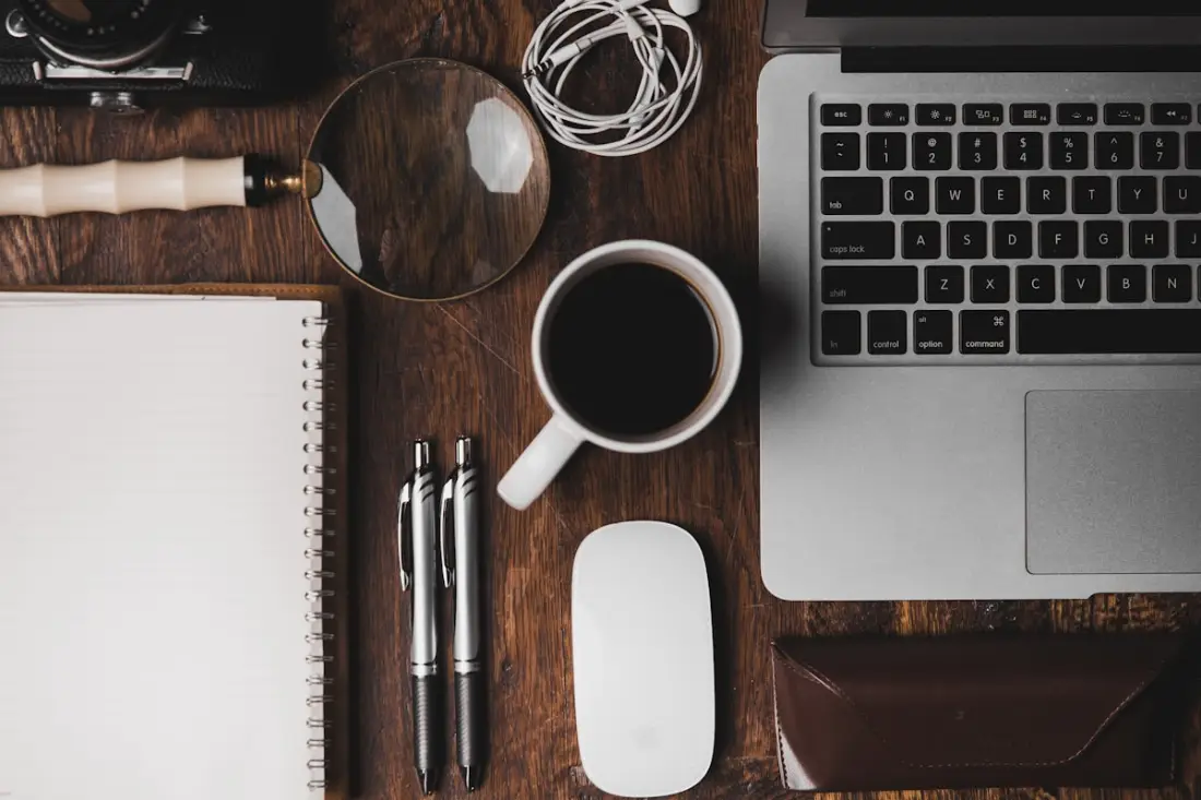 Espace de travail de démarrage avec ordinateur portable et café