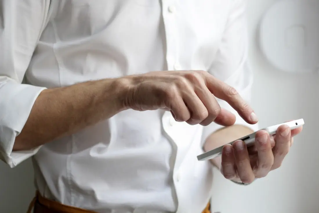 Entrepreneur qui règle une situation depuis son téléphone, en déplacement