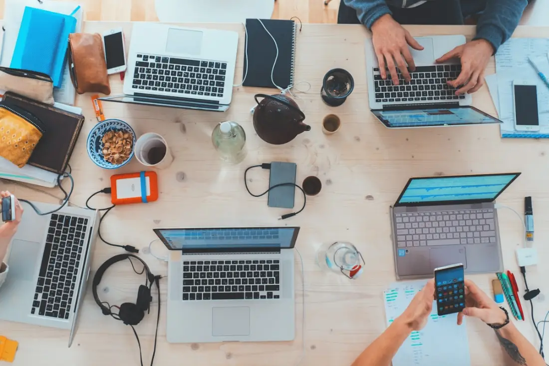 Équipe au travail symbolisant la croissance de l'entreprise