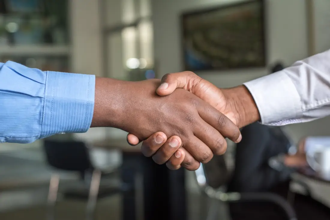 Poignée de main entre les dirigeants de deux sociétés réunies