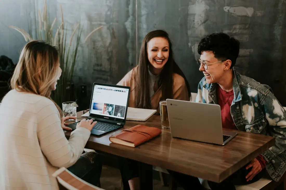 Entrepreneure guidée pas à pas devant son ordinateur