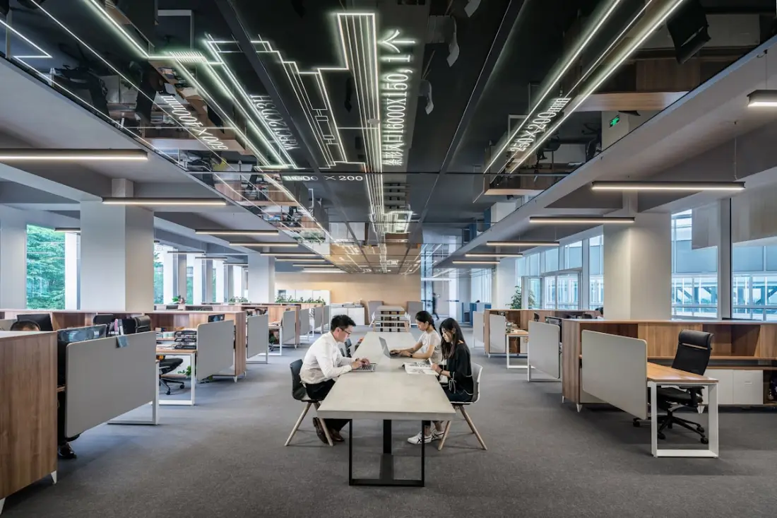 Équipe en séance de réflexion dans un bureau lumineux