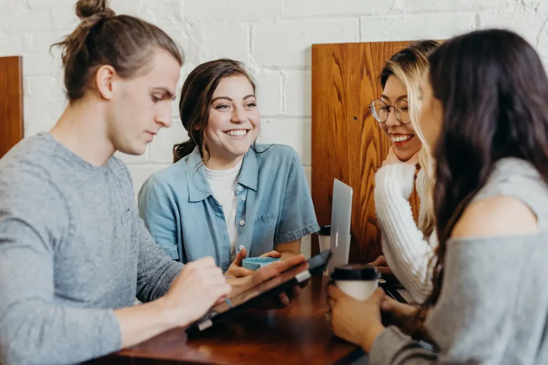 Associés qui travaillent ensemble autour d'une table