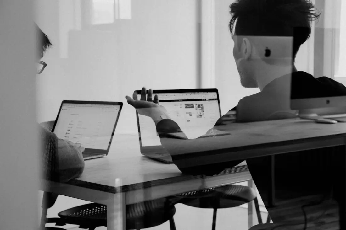 Séance de travail devant un tableau lors d'une réorganisation