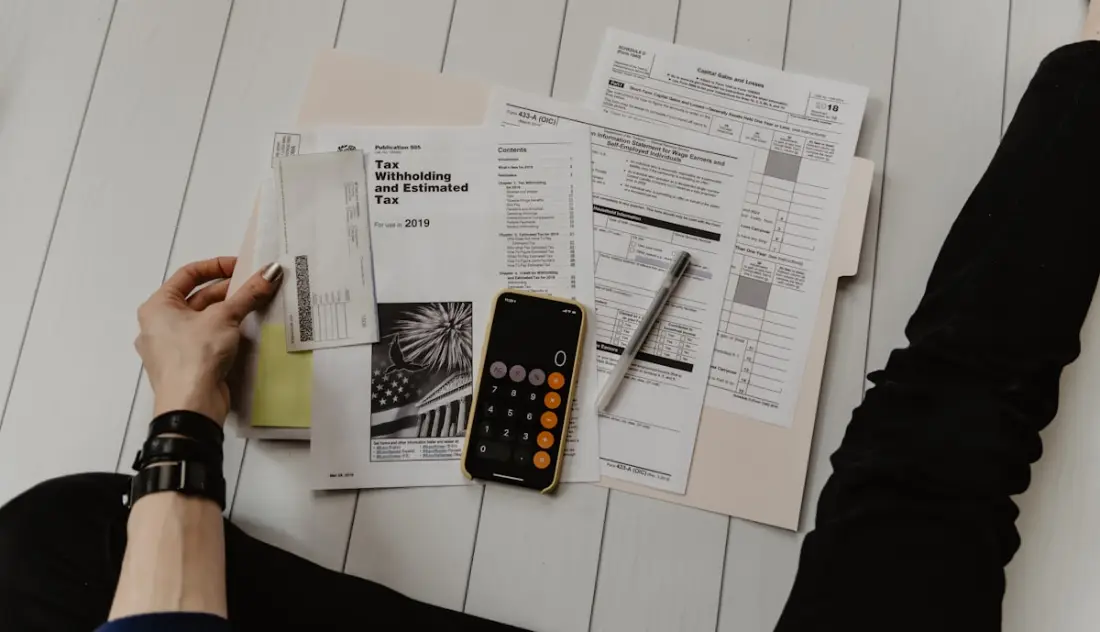 Documents financiers et calculatrice sur le bureau d'un entrepreneur