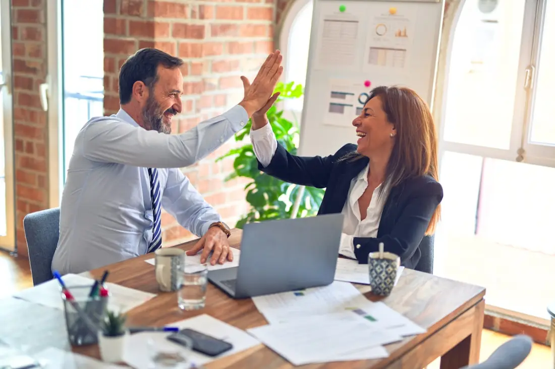 Professionnels en discussion dans un bureau